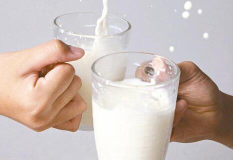 喝牛奶拉肚子什么原因(喝牛奶拉肚子有什么方法解决吗)