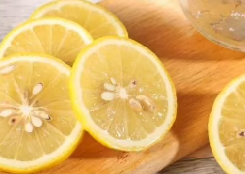 柠檬泡水喝有什么作用与功效(柠檬加蜂蜜泡水喝的功效与作用)