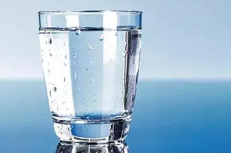 人一天要喝多少毫升水(人一天要喝多少毫升水可以减肥)