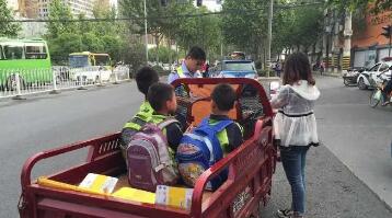 河南一小学禁止骑三轮接孩子(河南一小学禁止骑三轮接孩子# 官方：不安全)