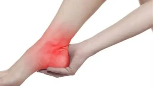 脚后跟疼是什么原因引起的怎么治(脚后跟痛是什么原因引起的怎么办)