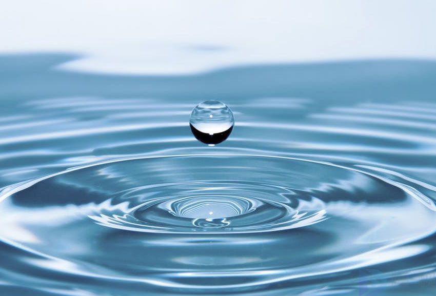 一滴水里最少有几个水分子(一滴水里最少有几个水分子)