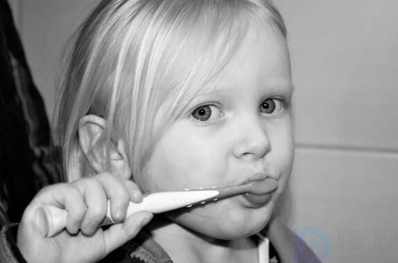 儿童牙膏的苯甲醇有毒吗(儿童牙膏的苯甲醇有毒吗安全吗)